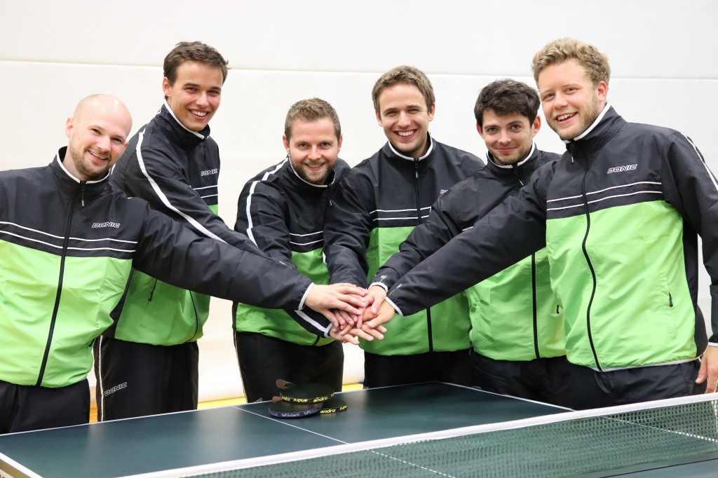 Teamfoto Anzug Hände zusammen (2)